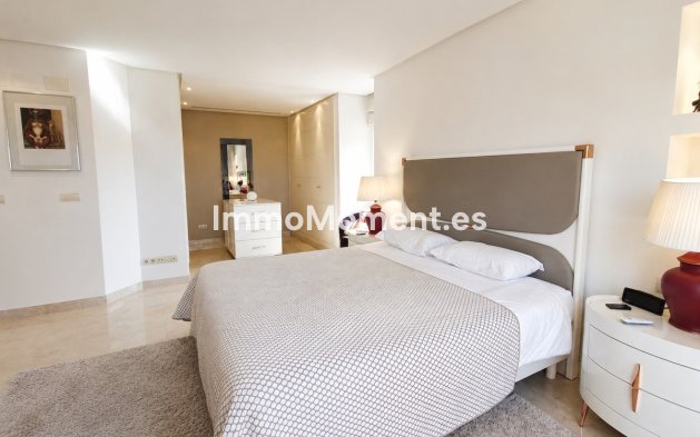 Resale - Apartment - Marbella - Nueva Andalucía