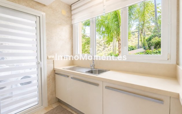 Resale - Apartment - Marbella - Nueva Andalucía