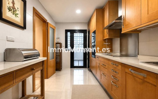 Resale - Apartment - Marbella - Puerto Banús