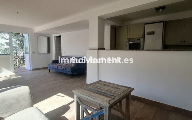 Wiederverkauf - Wohnung -   Inländisch - Istán