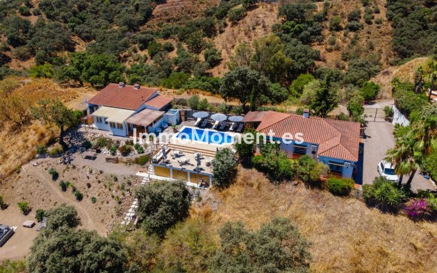 Wiederverkauf - Freistehende Villa -   Inländisch - Alhaurín el Grande Centro