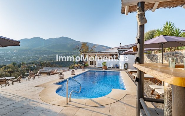 Wiederverkauf - Freistehende Villa -   Inländisch - Alhaurín el Grande Centro