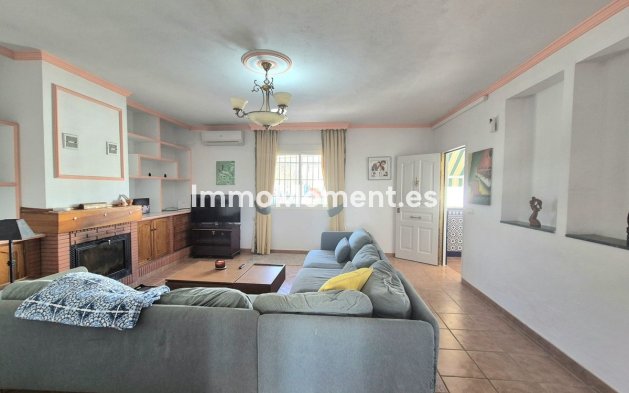 Wiederverkauf - Freistehende Villa -   Inländisch - Alhaurín de la Torre