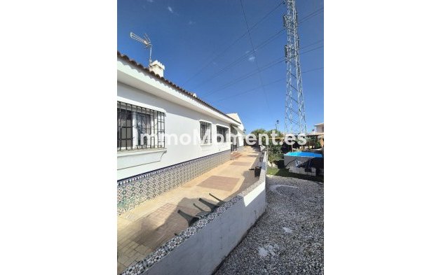 Wiederverkauf - Freistehende Villa -   Inländisch - Alhaurín de la Torre