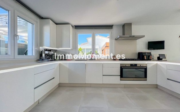Bestaande woning - Vrijstaande villa - Estepona  - Costalita