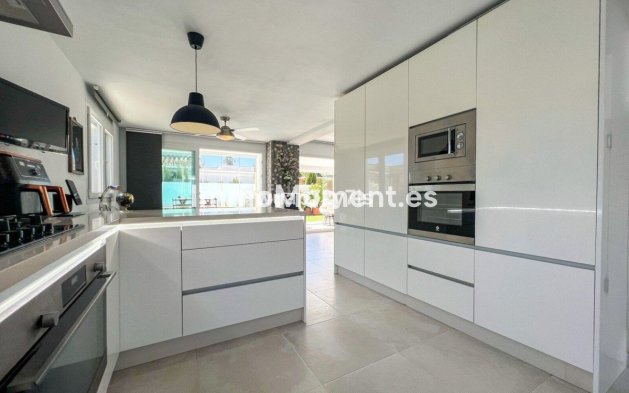 Bestaande woning - Vrijstaande villa - Estepona  - Costalita