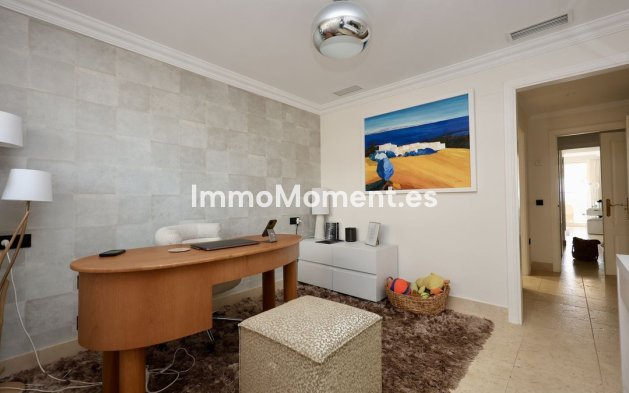 Resale - Apartment - Marbella - Nueva Andalucía