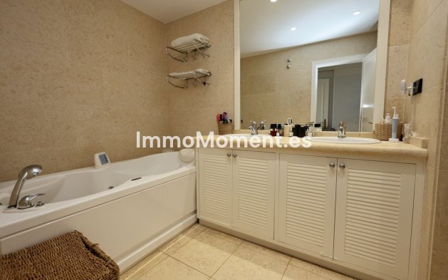 Resale - Apartment - Marbella - Nueva Andalucía