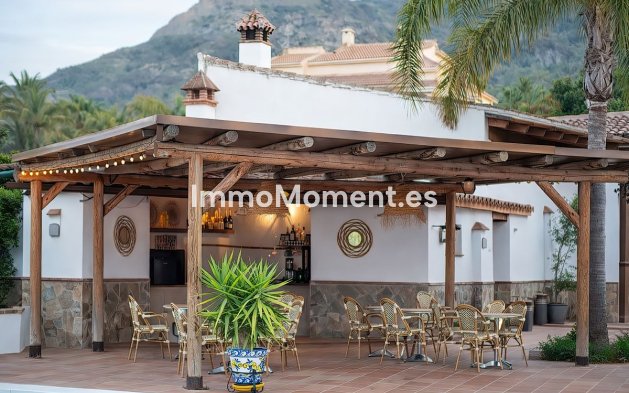 Wiederverkauf - Freistehende Villa -   Inländisch - Alhaurín el Grande Centro