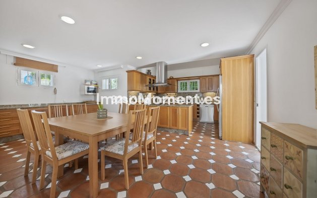 Resale - Detached villa - Estepona - Estepona Centro
