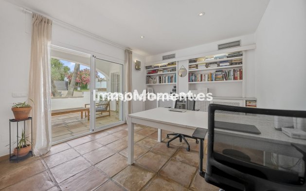 Resale - Detached villa - Estepona - Estepona Centro