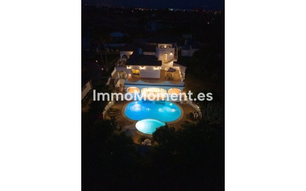 Resale - Detached villa - Estepona - Estepona Centro