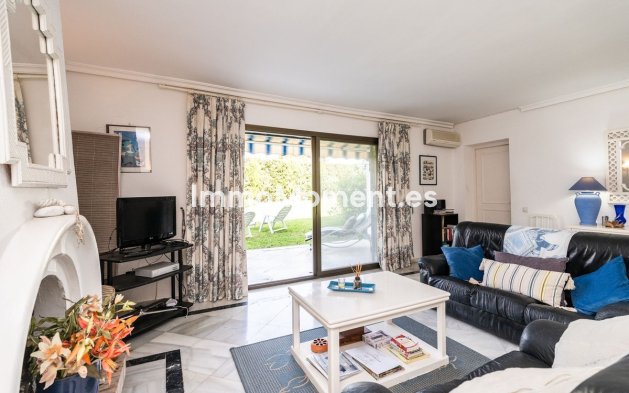 Resale - Apartment - Estepona - Atalaya
