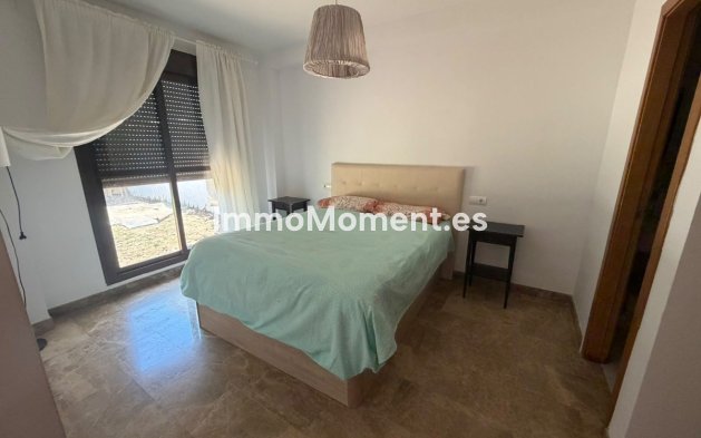 Resale - Apartment - Estepona - Selwo