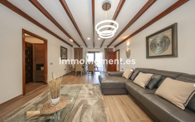 Reventa - Villa independiente - Interior  - Guaro