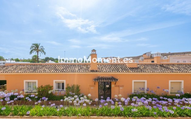 Resale - Apartment - Marbella - Nueva Andalucía