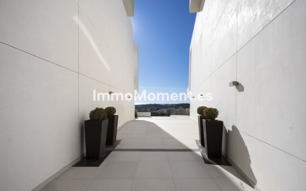 Resale - Apartment - Marbella - Nueva Andalucía
