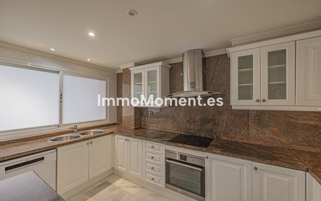 Resale - Apartment - Marbella - Nueva Andalucía