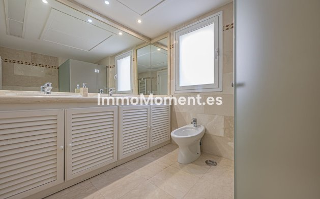 Resale - Apartment - Marbella - Nueva Andalucía