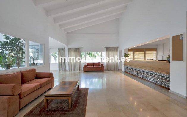 Resale - Apartment - Estepona - Atalaya
