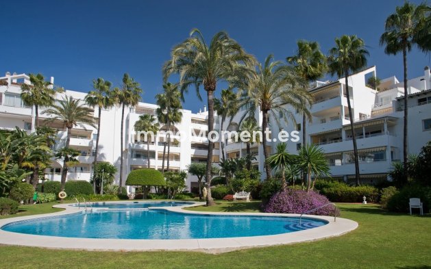 Resale - Apartment - Estepona - Atalaya