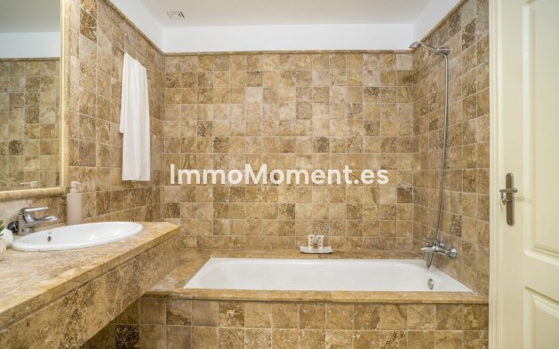 Resale - Apartment - Estepona - Atalaya
