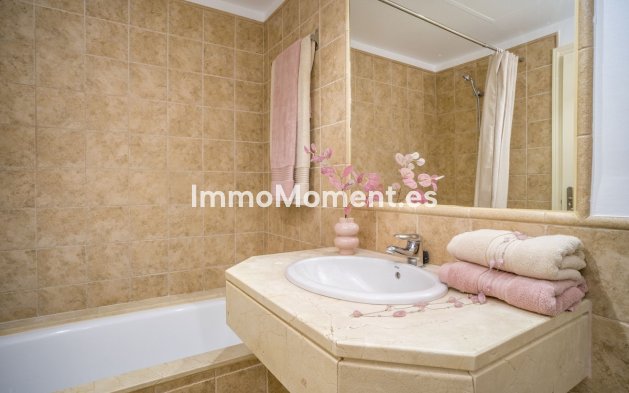 Resale - Apartment - Estepona - Atalaya
