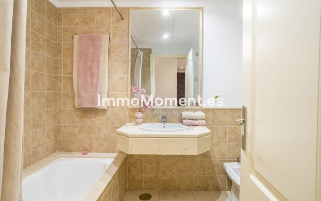 Resale - Apartment - Estepona - Atalaya