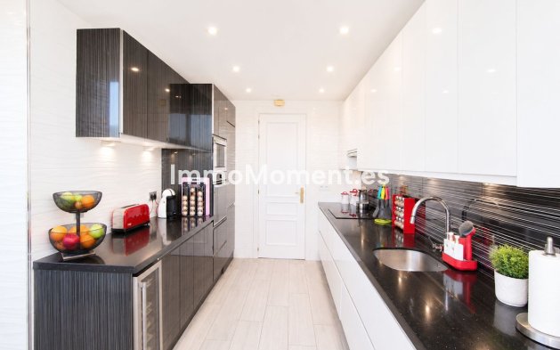 Resale - Apartment - Marbella - Elviria