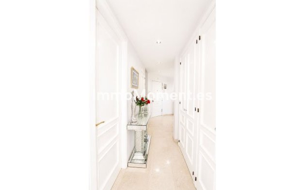 Resale - Apartment - Marbella - Elviria