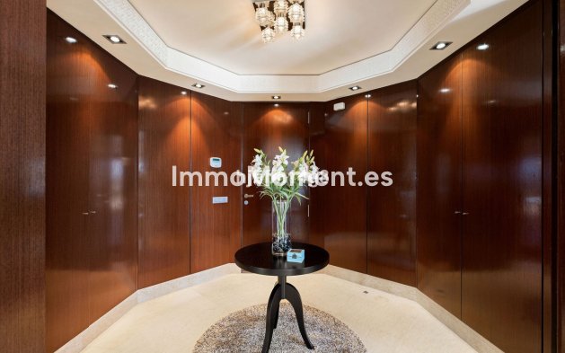 Resale - Apartment - Marbella - Nueva Andalucía