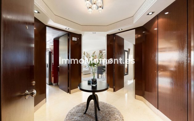 Resale - Apartment - Marbella - Nueva Andalucía