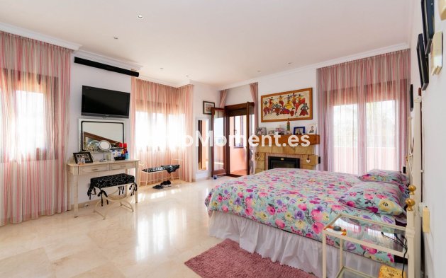 Resale - Detached villa - Estepona - Estepona Centro
