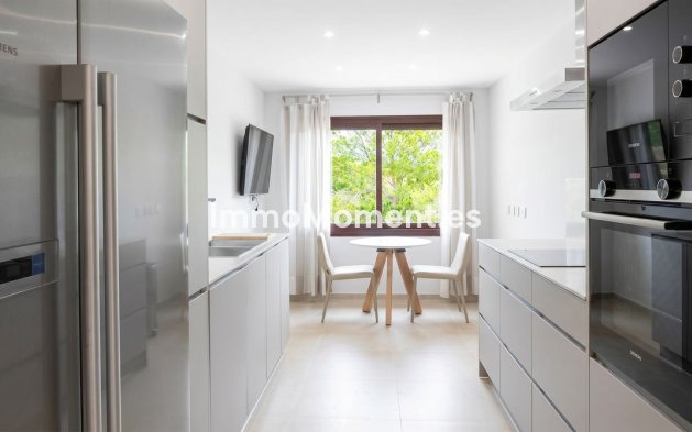 Resale - Apartment - Marbella - Nueva Andalucía