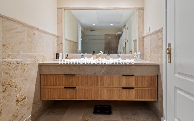 Resale - Apartment - Marbella - Nueva Andalucía