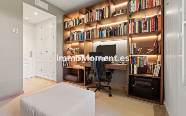 Resale - Apartment - Marbella - Nueva Andalucía